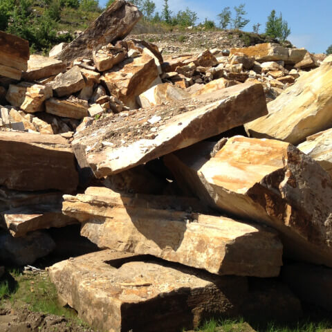 Blocchi di pietra naturale in cava