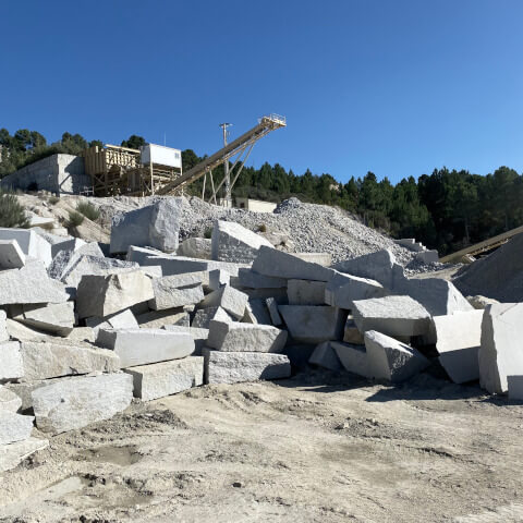 Cave di marmo con blocchi di pietra