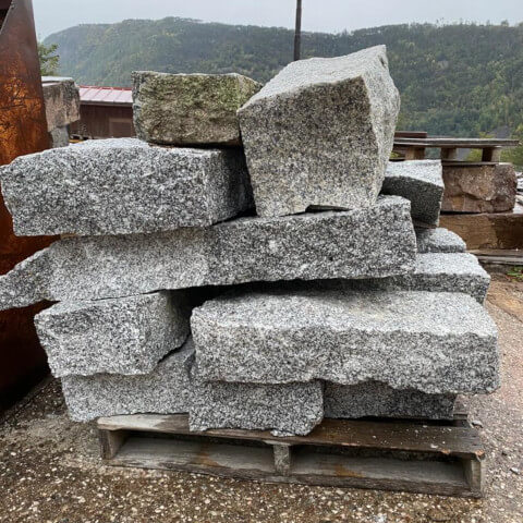 Blocchi di granito grezzo su pallet