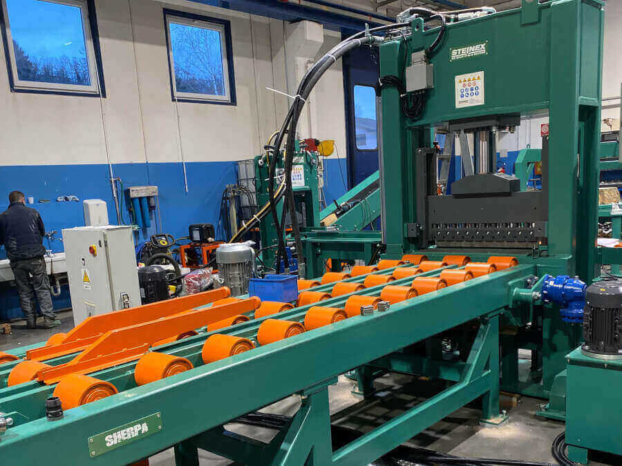 Macchinario industriale per lavorazione materiali in fabbrica