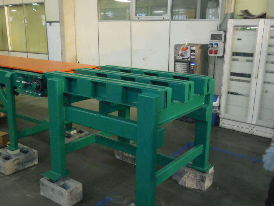 Struttura metallica verde per linea di produzione