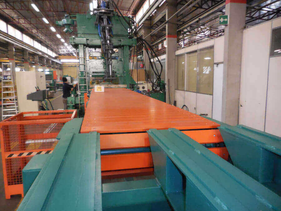 Macchinario industriale per lavorazione metalli in fabbrica